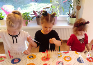 Dzieci wykonują eksperymenty z kolorową cieczą